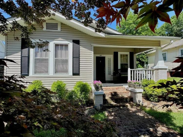 Adorable Cottage in Town with Pergola Back Deck