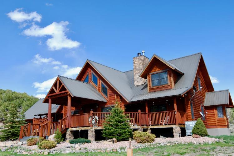 Luxurious Mountain Log Home
